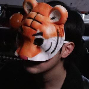 偷拍走光露出在线播放
